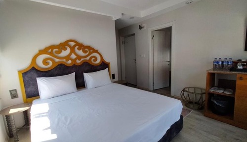 Executive Suite, 1 King Bed, Garden View