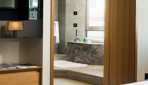 Jakuzzi Suite Room