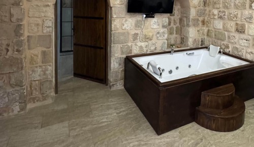 Deluxe Suite, Housekeeping, Garden View