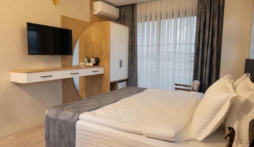 Room, Garden View