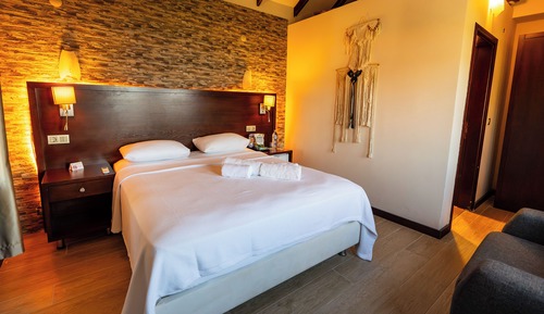 Honeymoon Suite, Sea View