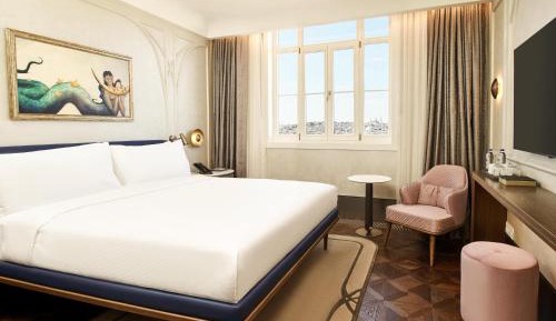 Superior King Room with View