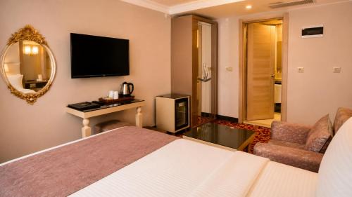 Trendy Room with Queen Size Bed