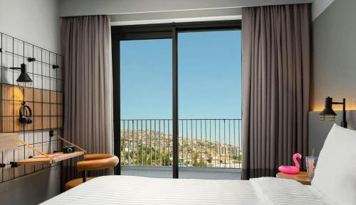 Moxy Queen Room with City View