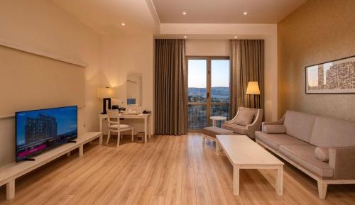 Large Corner King Suite with Mountain View - Smoking