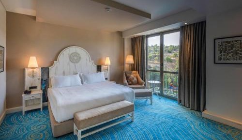 Deluxe Corner King Room with Mountain View - Non-Smoking