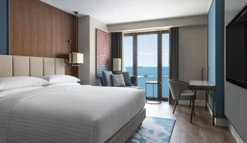 Deluxe King Room with Sea View - High Floor