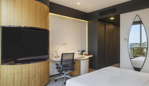 Deluxe King Room with Historic Peninsula Sea View