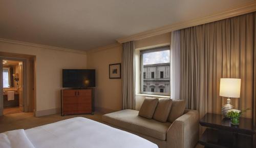 Grand King Suite with Lounge Access