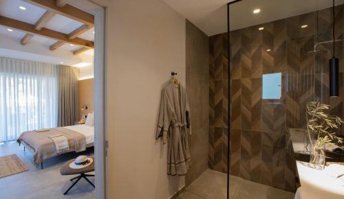 Deluxe Double Room (2 Adults + 1 Child)