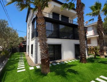 Villa with Garden View