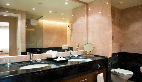 Three-Bedroom Suite with Terrace and City View