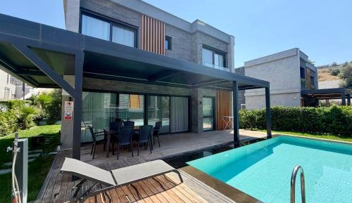 Villa with Garden View