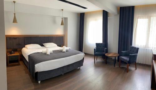 Deluxe Double Room (2 Adults + 1 Child)