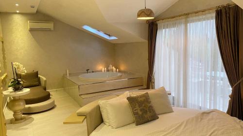Queen Room with Spa Bath