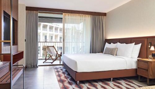 General Admission King Room with Pool View