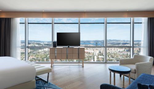 Tower One Bedroom Suite with Partial Sea View &amp; Kitchenette