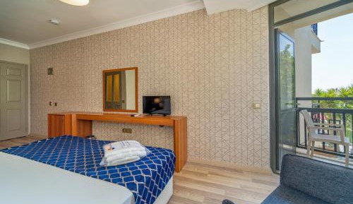  Standard Double Room - Partial Sea View