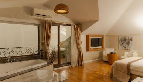 Queen Room with Spa Bath