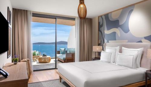 Two-Bedroom Executive Suite with sea view
