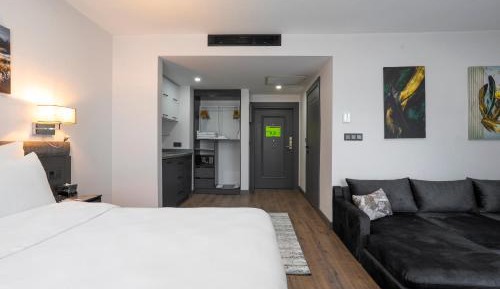 One-Bedroom King Suite with Walk-In Shower and View - Disability Access/Non-Smoking