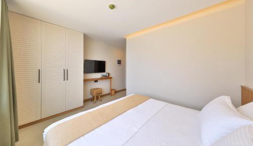 Queen Room with Pool View