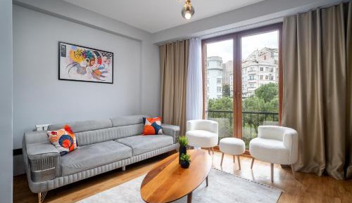 One-Bedroom Apartment with Park View