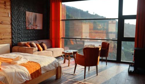 Deluxe Double Room (2 Adults + 1 Child)