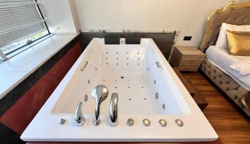 King Room with Spa Bath