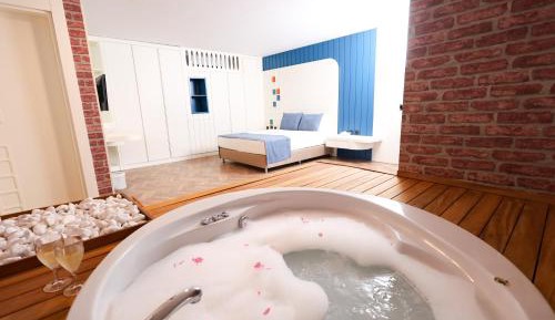 Deluxe Suite with Spa Bath