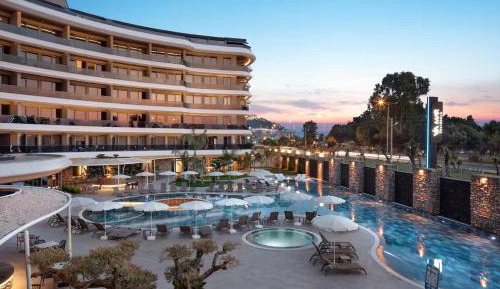 Apartment with Pool View 
