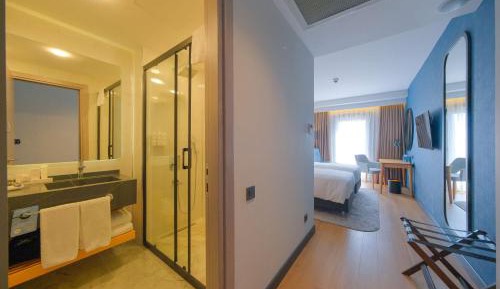  Standard Double Room - Partial Sea View