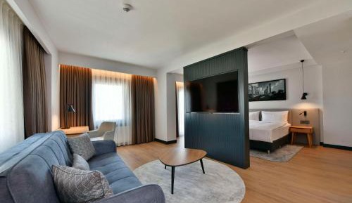 Suite - Partial Sea View