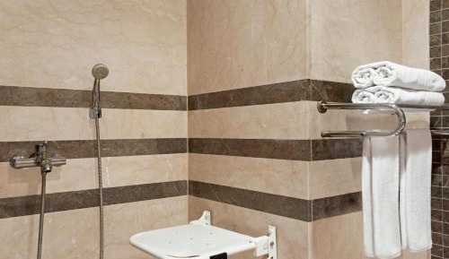 King Room with Roll-In Shower - Mobility/Hearing Accessible