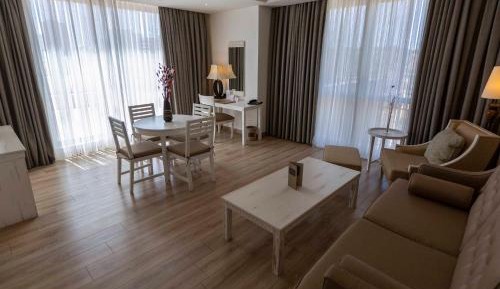Large Corner King Suite with Mountain View - Smoking