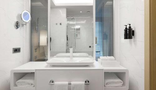 Family Two Bedroom Suite with Partial Sea View &amp; Kitchenette