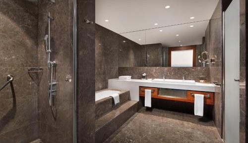Junior Suite with Club Lounge Access and Sea View