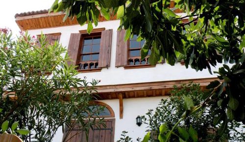 Two-Bedroom Fig Cottage with Garden