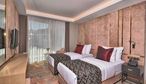 Superior Twin Room with Balcony and View