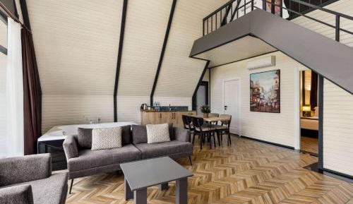 Presidential Suite with Two Thermal Jetted Tubs and Fireplace
