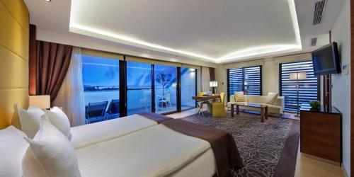 Deluxe Room (ROH)