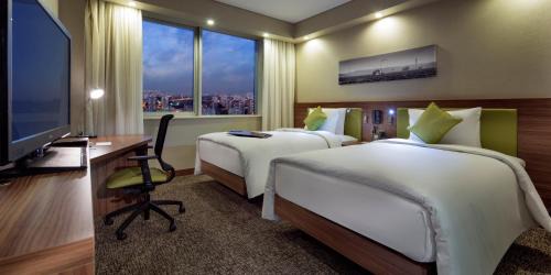 Queen Accessible Room NS