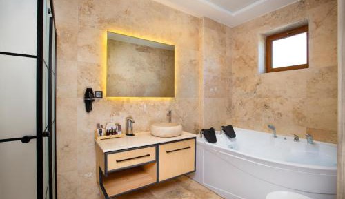 Suite with Hot Tub