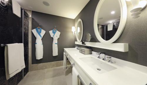 Deluxe Room with Land and Golf View