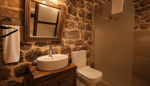 Deluxe Double Room (2 Adults + 1 Child)