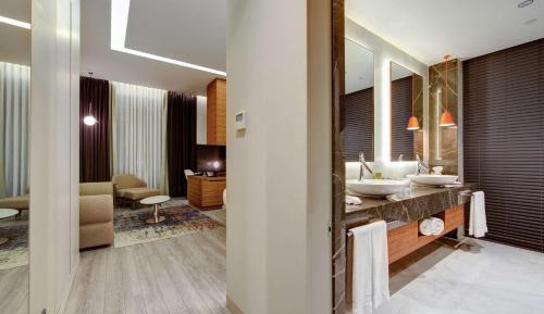 Deluxe Corner King Room