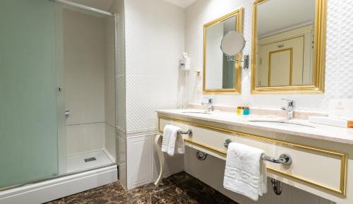 Deluxe Suite with Balcony