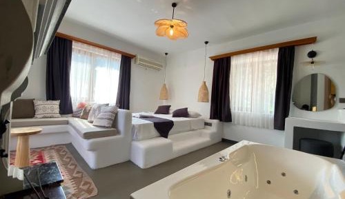 Deluxe Suite with Spa Bath