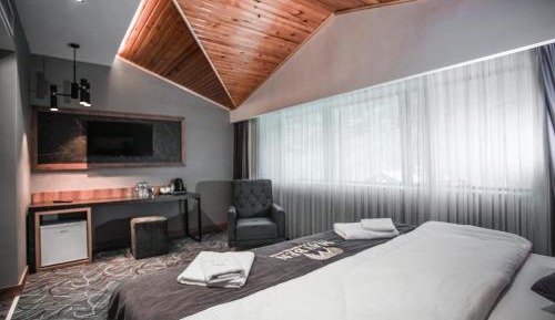 Suite with Mountain View