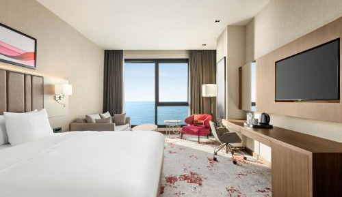 1 King Bed, Family Room, Sea View